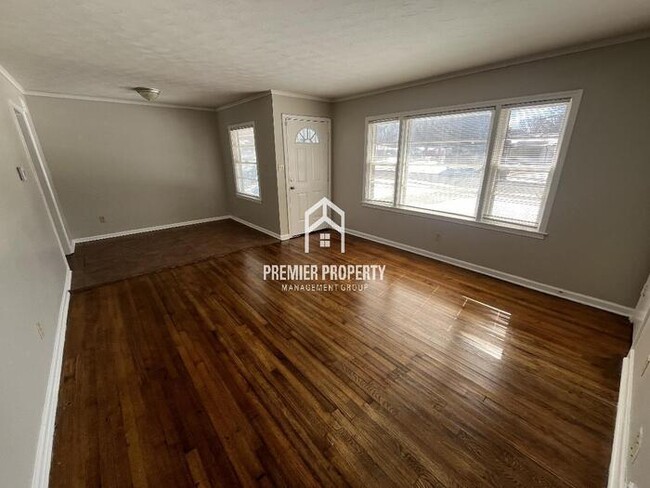 Building Photo - 3002 Cromwell Ave