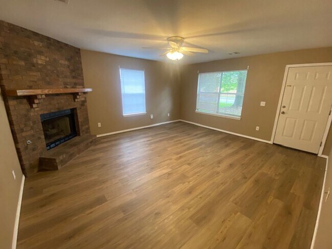 Foto del edificio - Cute 3 Bedroom Duplex Coming Available!