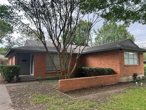 Building Photo - 888 Berkinshire Dr Building Photo - 888 Berkinshire Dr