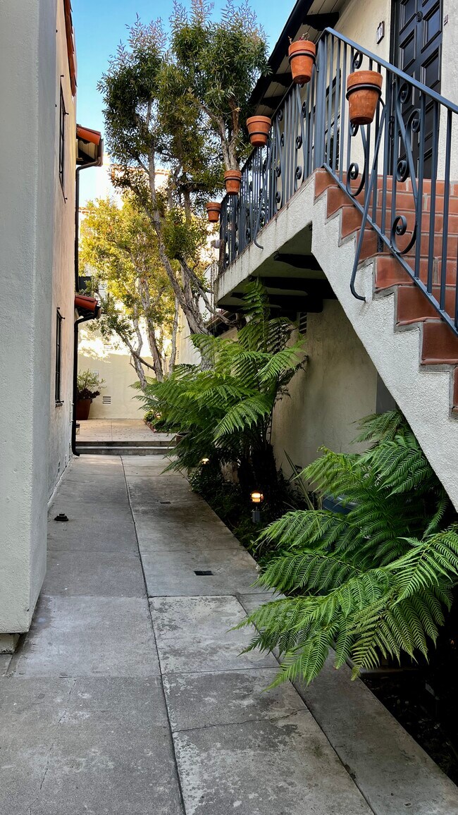 Foto del edificio - 10830 Lindbrook Dr