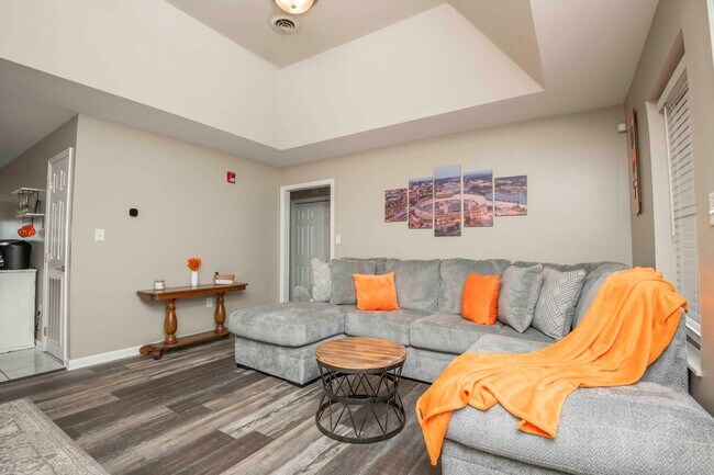 Foto del edificio - Knoxville 37916 - 3 bedroom, 2 bath condo in UT area, Short term rental considered @ $3400 a mont...