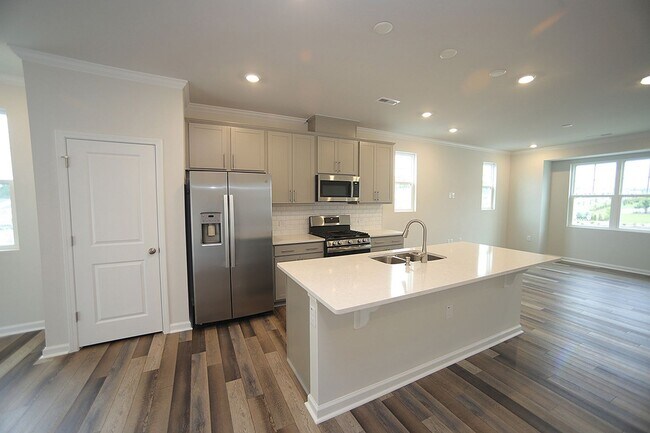 Foto del edificio - Spacious End Unit Townhome in Beautiful Ne...