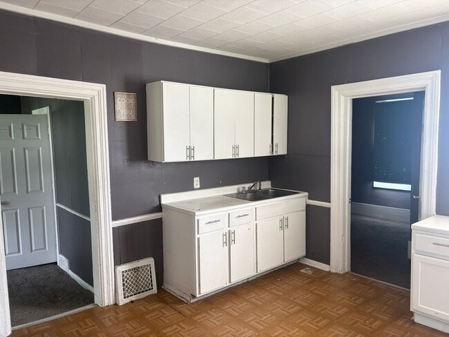 Building Photo - SPACIOUS 4 BEDROOM HOME READY TO WELCOME YOU