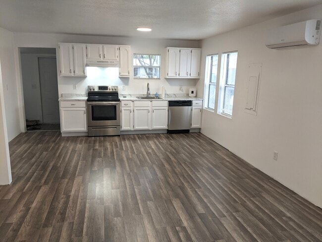 Building Photo - 898 SE St Johns St