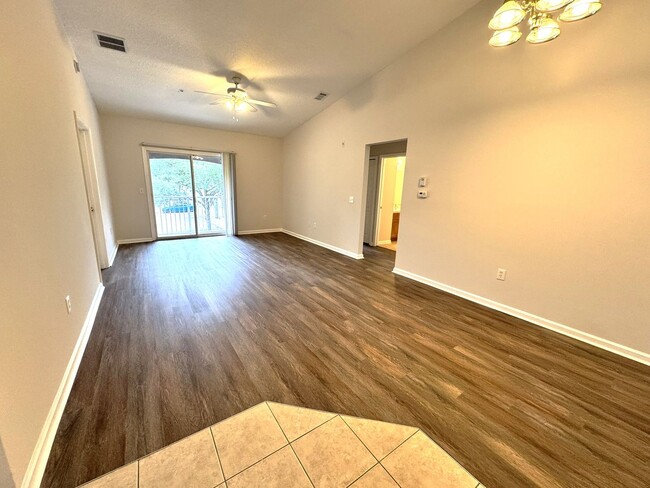 Building Photo - Lovely 3BR/2BA Westside Condo