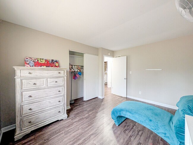 Foto del edificio - 8616 Hickory Ave