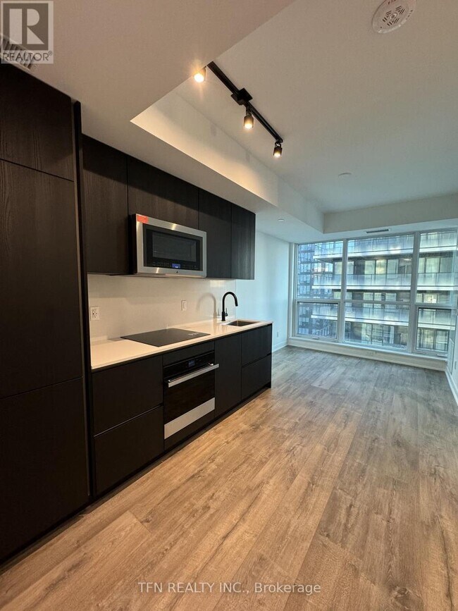 Photo du bâtiment - 327 King St W