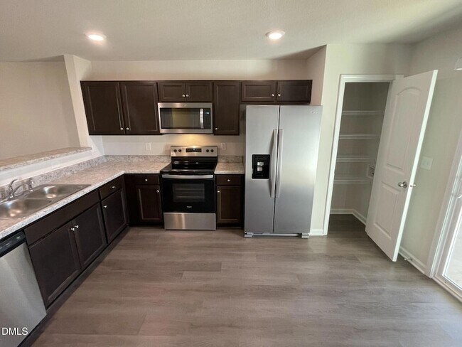 Foto del edificio - 2057 Wiggins Village Dr