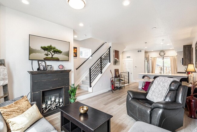 Building Photo - Modern Townhome with Private Patio
