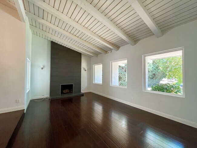 Building Photo - Superb single-story, four-bedroom complete...