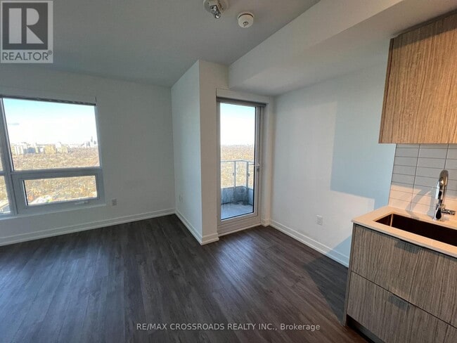 Photo du bâtiment - 395 Bloor St E