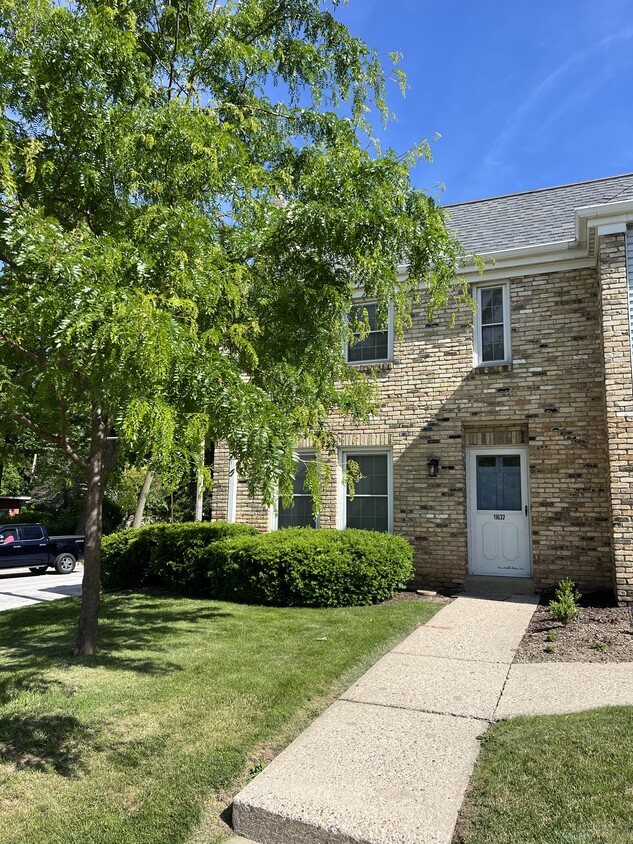 3 br 2.5 bth - 1600 sq ft - Tosa Commons near MCW. - 11632 W Bluemound Rd