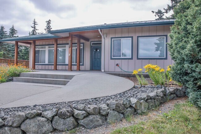 Building Photo - 2385 Lake Forest Drive