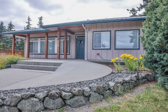 Building Photo - Gorgeous Home on 2.5 Acres and Pet Friendly!