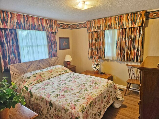 Building Photo - 3 Bedroom, 3 Bath
