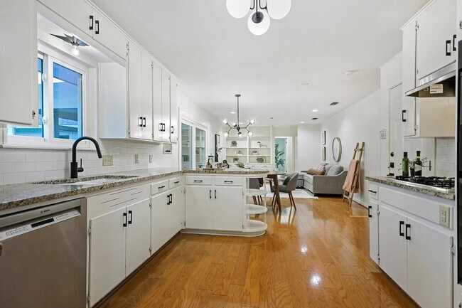 Foto del edificio - 6207 Shoal Creek Dr W