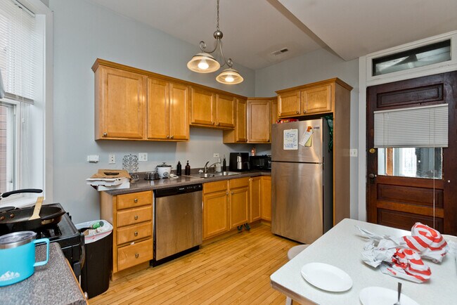 Foto del edificio - Sunny 3bed/1bath with updated kitchen - au...