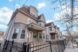 Building Photo - 467 Summer Ave