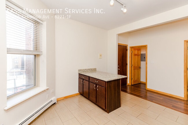 Building Photo - Spacious 1 Bed in Woodlawn- HEAT INCLUDED ...