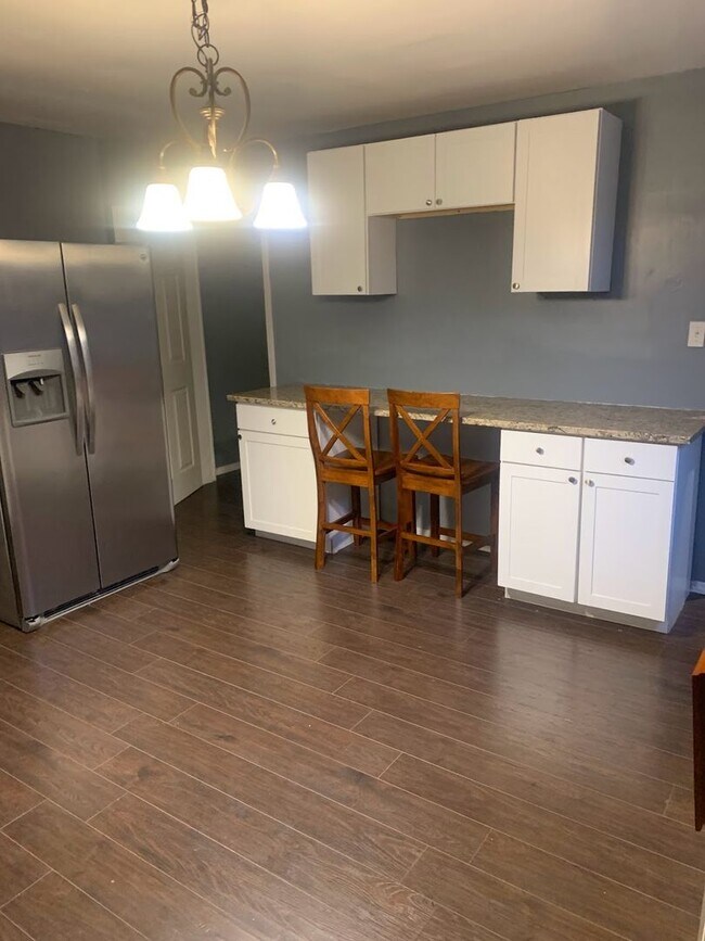 Building Photo - Beautiful renovated 2 bedroom 1 bathroom home in Bloomfield.