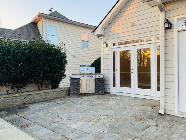 Building Photo - Charming 3 bed, 3 full bath home loaded wi...