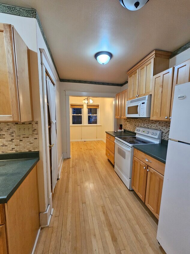 Kitchen - 816 Aurora Ave