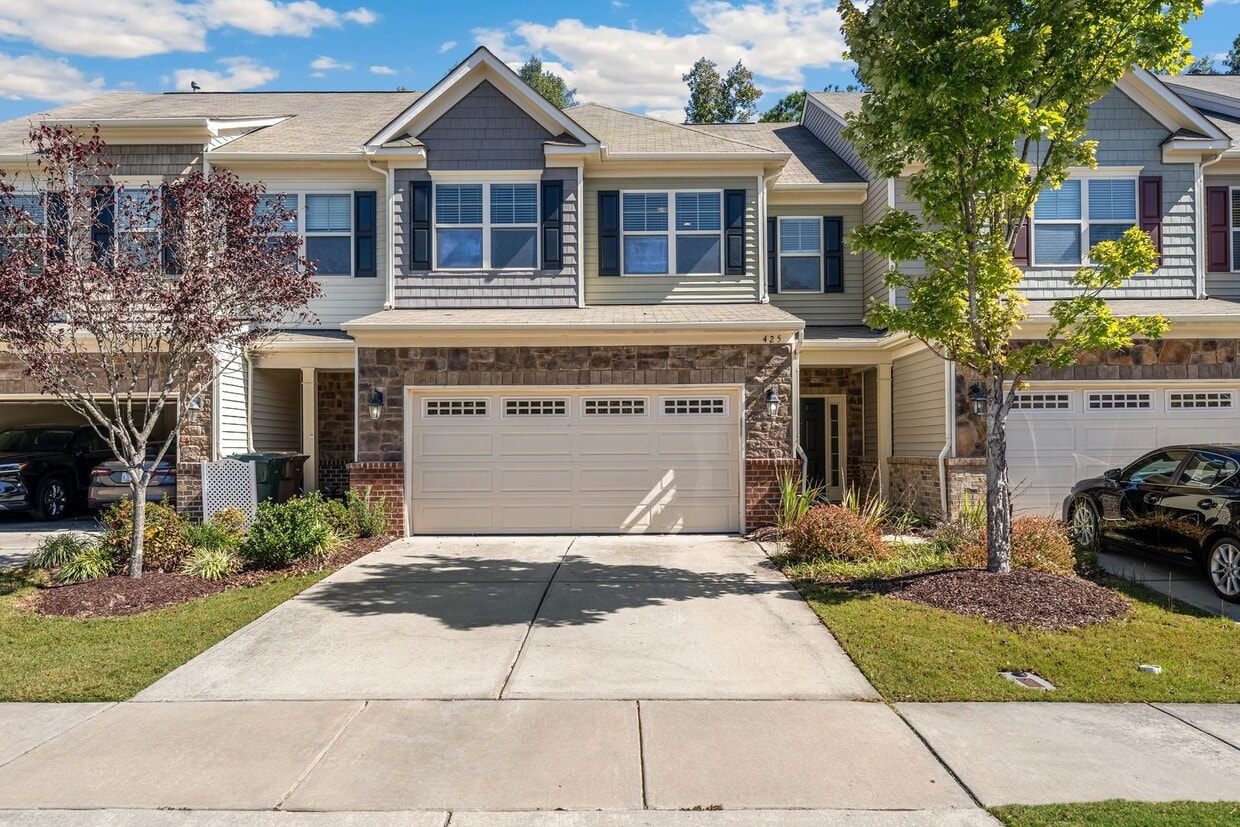 Spacious Townhome with Prime Access to Eve... - Spacious Townhome with Prime Access to Eve...