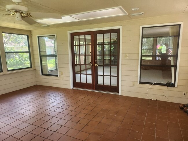 Building Photo - Country Living right off of Baymeadows Road