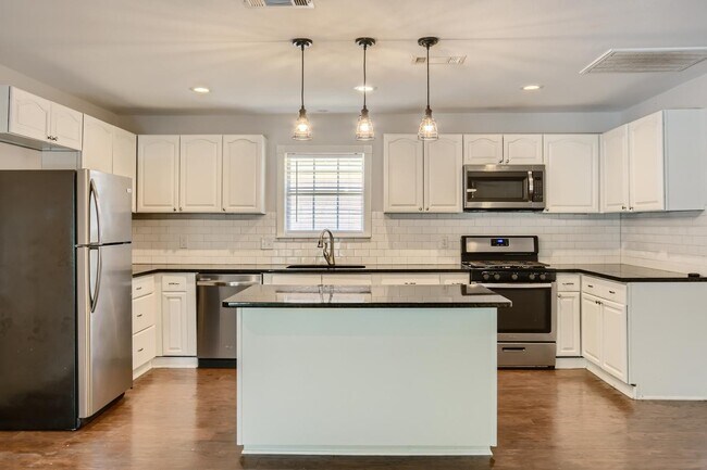 Foto del edificio - Bright Stevens Park home minutes from Bishop Arts & Trinity Groves