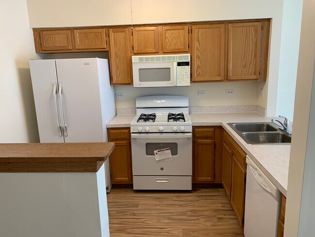 Building Photo - 2811 Odlum Dr