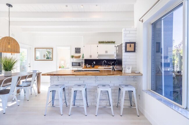 Foto del edificio - 3117 Fernwood Dr