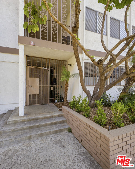 Building Photo - 2622 S Hobart Blvd