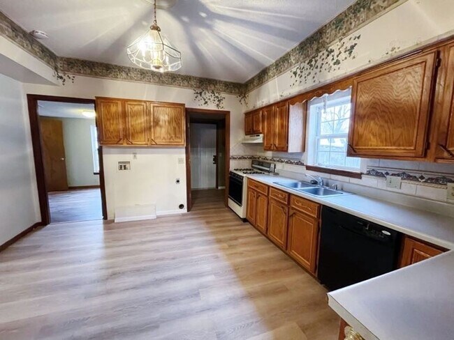 Building Photo - Charming 3 Bedroom with Spacious Features