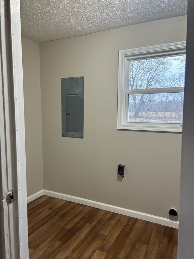 Building Photo - 807 Salmon Rd