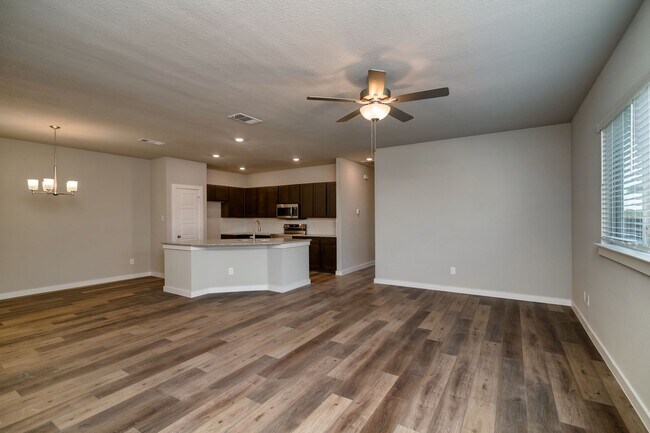 Building Photo - GORGEOUS 3 BEDROOM DUPLEX LOCATED IN MIDLO...