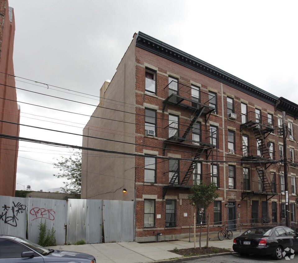 Primary Photo - 713 Henry St