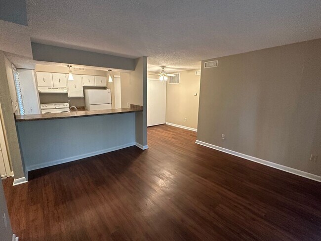 Building Photo - 2BD/2BA Condo located on the Germantown/Me...