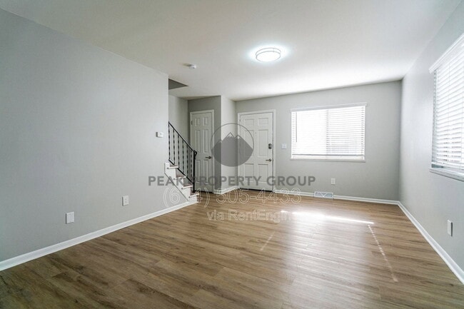 Building Photo - 656 Riverview Dr