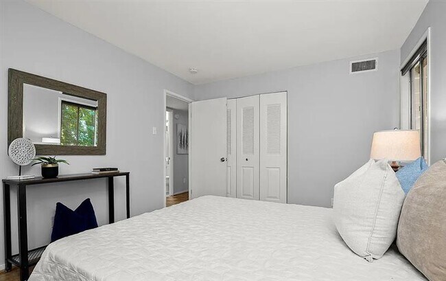 Building Photo - Stunning 2bedroom 2bath condo in great con...