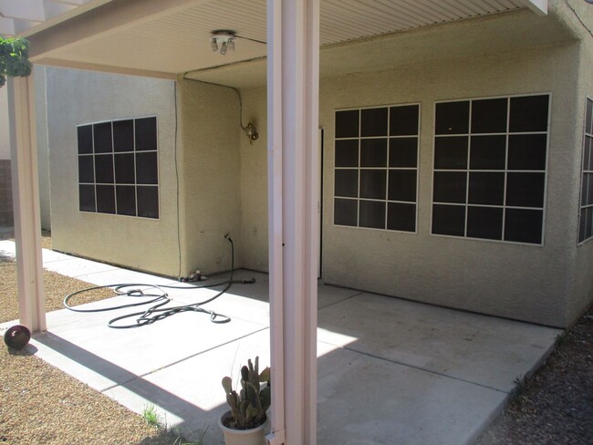 Foto del edificio - 4 bedrooms, 3 full & 1 3/4 bath, 3 car gar...