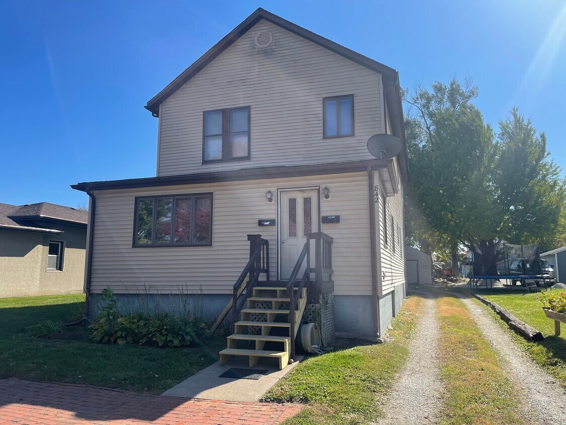 Primary Photo - 842 7th St