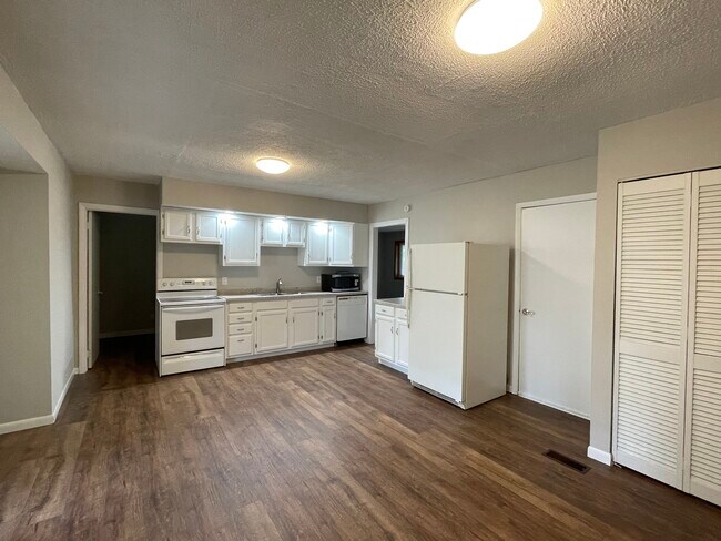 Building Photo - 70 Catalpa Dr