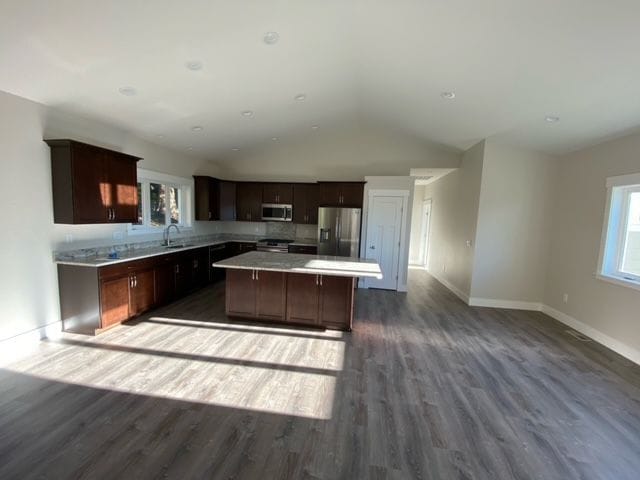 Building Photo - 2105 Dellesta Dr