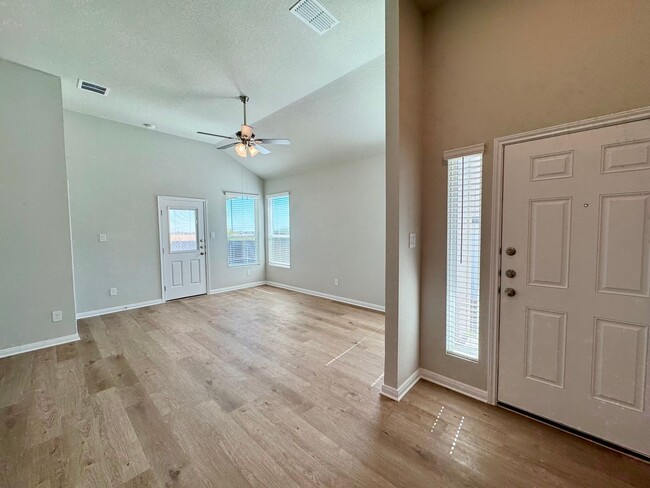 Foto del edificio - Stunning 3x2 Luxury Duplex in Buda, TX!