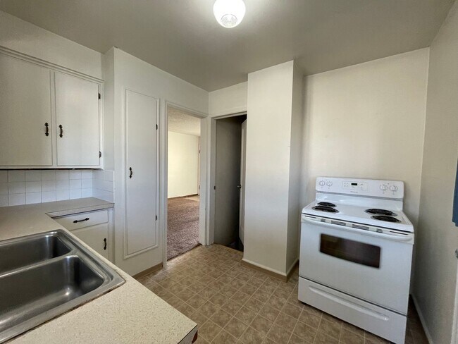 Foto del edificio - Price Reduced, available on a 6-month leas...
