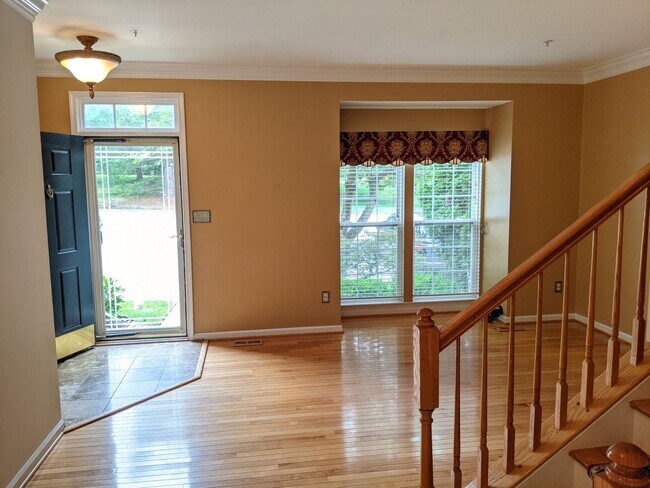 Foto del edificio - Townhouse in Spring Ridge community - OAKDALE school district - available before the holidays!