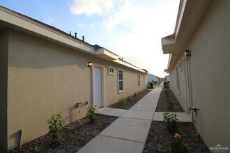 Building Photo - 8 Canyon Dr