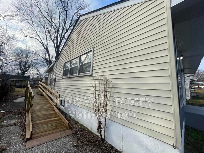 Building Photo - 360 Shepley Dr
