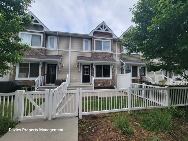 Photo du bâtiment - 415 Clareview Rd NW