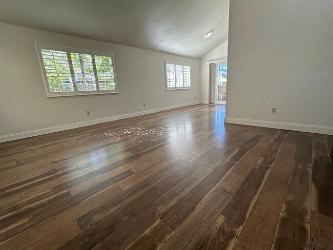 Foto del edificio - Large 5 Bed with Community Pool Access!!